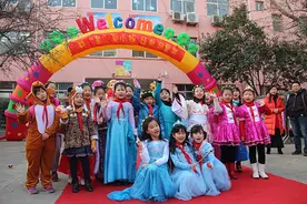 济南一小学别样开学日：学生扮演文学作品中角色走红毯图片