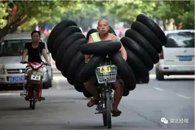 奇葩！为躲避超员查处，男子竟将妻子塞进后备箱｜《经视直播》图片