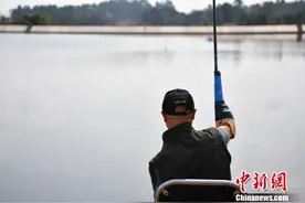 成都男子因意外失去双臂双腿 18年后成钓鱼达人图片