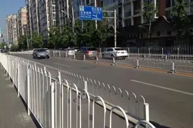 交通设施｜城市道路应当如何设置栏杆图片