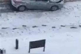 尽职的披萨小哥！暴雪中撞车仍坚持步行送餐图片
