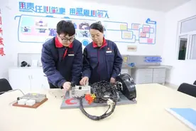 公交女维修技工创立“彩云工作室”图片