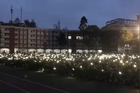 成都的大学生又火了：7000人军训现场唱《成都》，场面堪比演唱会图片