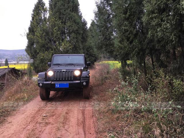 牧马人由丑到娘的进化改装 湖心蓝车漆吸引眼球