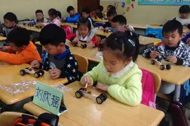 青岛洛阳路第二小学开展磁力小汽车科技课图片