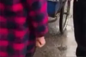 戏精！老太占道经营不听劝 城管欲"碰瓷”吓走不料遇“影后”图片