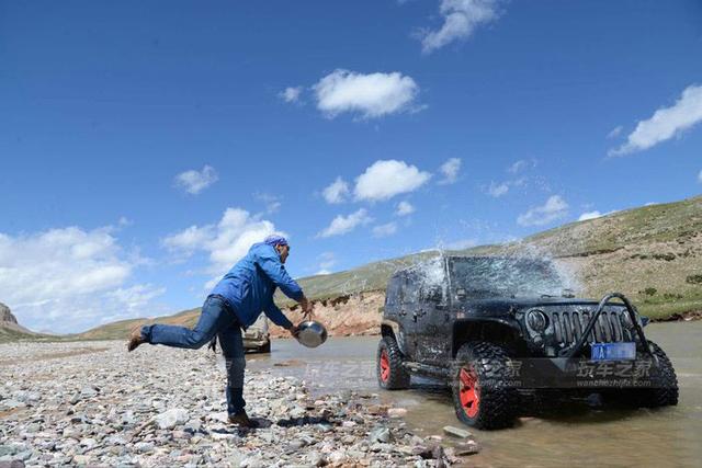 牧马人由丑到娘的进化改装 湖心蓝车漆吸引眼球