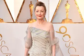 《魅影缝匠》女配莱丝利·曼维尔百褶纱裙尽显气质图片