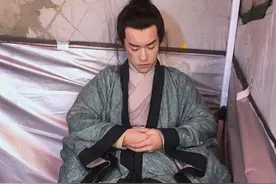 道袍易烊千玺开启养生模式 穿袜子用塑料桶泡脚图片