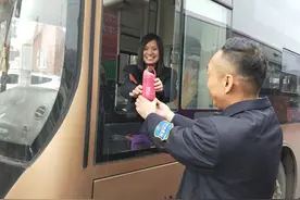 别人的男同事！三八节 郑州这家单位男士替女同事干活:让她们放假!图片