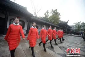 “三八”节坚守岗位的导游为游客服务 展巾帼风采图片