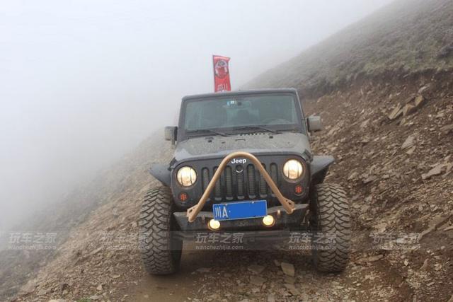 牧马人由丑到娘的进化改装 湖心蓝车漆吸引眼球