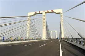 通行沿江高速深圳段 货车今起享五折优惠图片