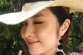 43岁陈慧琳身家百亿，生完2个宝宝再现身，网友：真是不老女神图片