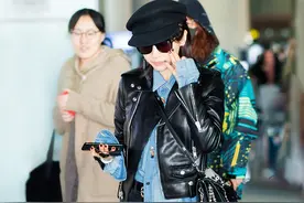 王子文机车皮衣赶飞机 酷劲儿十足成行走的种草机图片