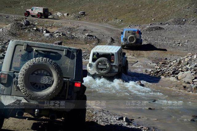 牧马人由丑到娘的进化改装 湖心蓝车漆吸引眼球