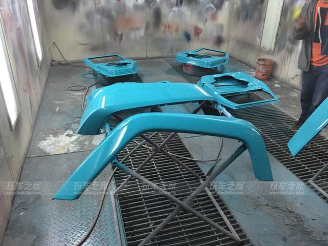 牧马人由丑到娘的进化改装 湖心蓝车漆吸引眼球