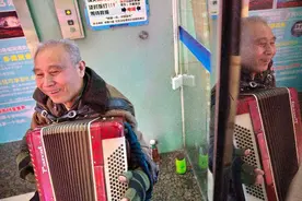 河南老人街头演奏手风琴11年 凌晨两点才回家图片