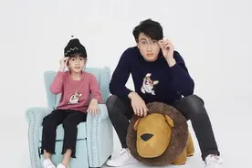 吴尊和女儿拍摄新写真 neinei白裙长成清爽小公主图片