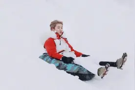 鹿晗阿尔卑斯山滑雪如入画境 合影张培萌帅酷！图片