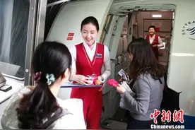 “三八”妇女节近万朵厄瓜多尔玫瑰致敬南航女性乘客图片