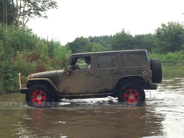 牧马人由丑到娘的进化改装 湖心蓝车漆吸引眼球