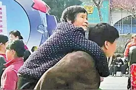 河南男子“背母看社火”照片获网友点赞 你背我长大我背你变老图片