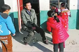 背上的爱情！驻马店乡村教师患肌无力 妻子坚持6年背丈夫上讲台图片