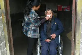 好儿媳留乡悉心照顾瘫痪公公三年，卧床公公如今坐起来了图片