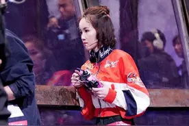 不当模特玩“格斗” 江西90后妹子获赞图片