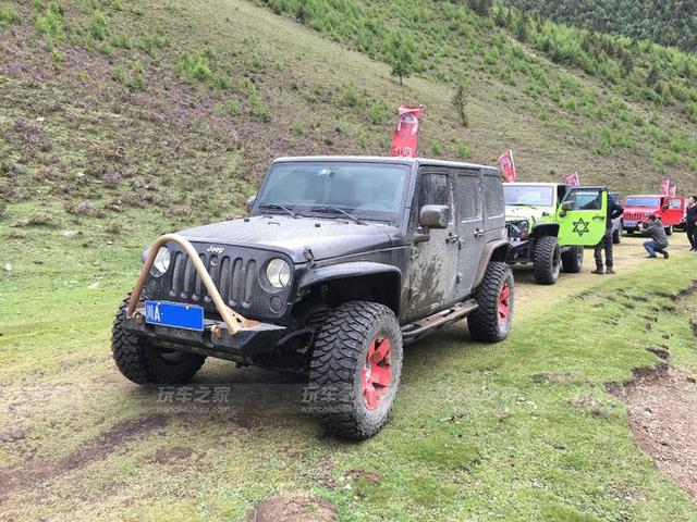 牧马人由丑到娘的进化改装 湖心蓝车漆吸引眼球