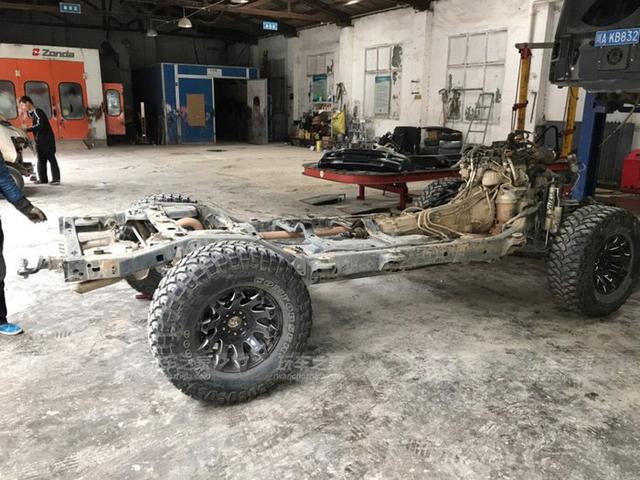 牧马人由丑到娘的进化改装 湖心蓝车漆吸引眼球