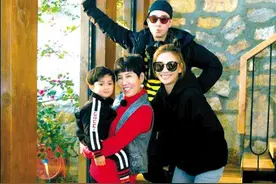 大张伟与老妈惊艳《三个院子》图片