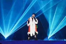 大龄网红腾格尔又放飞了！花式演绎《倍儿爽》，大张伟点评“惊为天人”图片