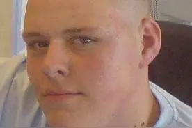 男子10年间不断将全身纹黑 立志成为毕加索画中的人物图片