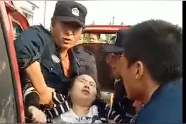 如皋常青土山庙会孕妇晕倒 民警保安等多位热心市民合力救助图片