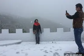 难得一见！西安秦岭山中五月飘雪图片