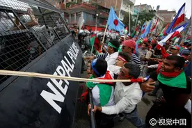 尼泊尔民众举行反政府示威，与警方发生冲突图片