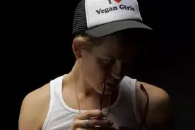 如图所示，这种暗背景的照片应该怎么拍？图片