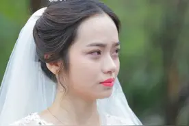 疯狂女粉丝穿婚纱见宋仲基 门外嚎啕大哭（组图)图片