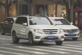 安装号牌框要被扣12分 你安装正确了吗?图片
