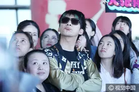 大张伟首都机场与粉丝搞笑合照 随歌起舞十分开心撇嘴耍宝图片