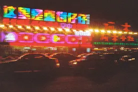 我们请一位快递小哥用胶卷拍下了他一天的生活图片