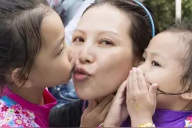 心酸!蔡少芬获两女儿献吻：想你们了，想哭图片