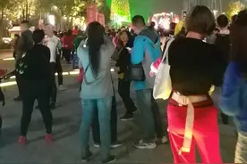 大年初一广州塔美轮美奂的灯光表演，谁说广州春节成空城人多到爆视频封面