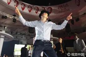 拜仁夺冠庆功晚宴 莱万捧金靴奖杯穆勒大秀酷炫舞步图片
