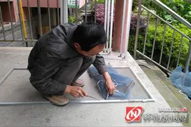 拼服务，师傅上门更换纱窗生意红火图片