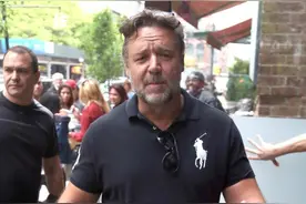 大叔有点萌！奥斯卡影帝罗素克劳身材发福 冲镜头微笑亲和力满分图片