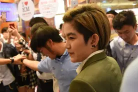 撩妹力5颗星！泰国演员蒂娜现身昆明 引上千粉丝围堵尖叫图片