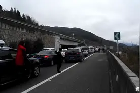 正月初六中午12时，厦蓉高速从江洛香至广西三江段拥堵。